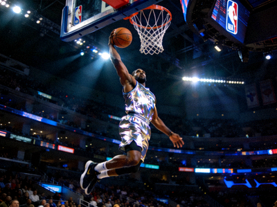 篮球赛事直播现场 - NBA球员扣篮瞬间，灯光聚焦球场中央